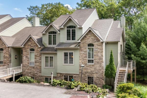 Highland Hideaway by AvantStay Group Poconos Retreat w Patio Game Room